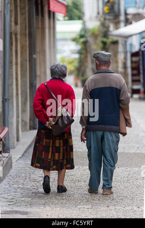 Niedlich älteres Ehepaar Wandern in Brantome, Dorf in der Dordogne, Frankreich Stockfoto