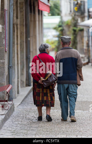 Niedlich älteres Ehepaar Wandern in Brantome, Dorf in der Dordogne, Frankreich Stockfoto