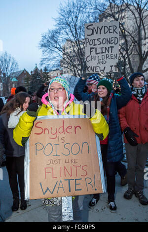 Lansing, Michigan - Arbeit und Gemeinschaft Aktivisten fordern Gouverneur Rick Snyder über Flint Kontamination Wasserkrise zurücktreten. Stockfoto