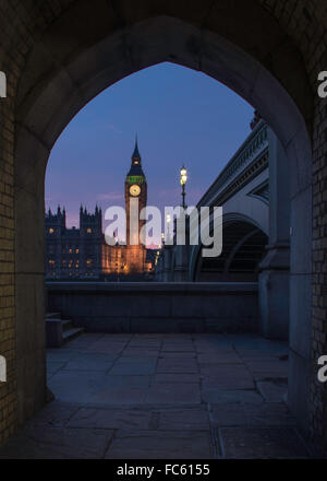 Elizabeth Turm aus einem Gehweg unter Westminster Bridge Stockfoto