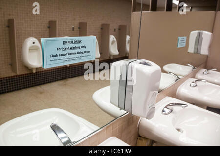 Flint, Michigan - ein Schild an den Spiegel in einer Herrentoilette der Universität Michigan-Feuerstein warnt davor, das Wasser zu trinken. Stockfoto