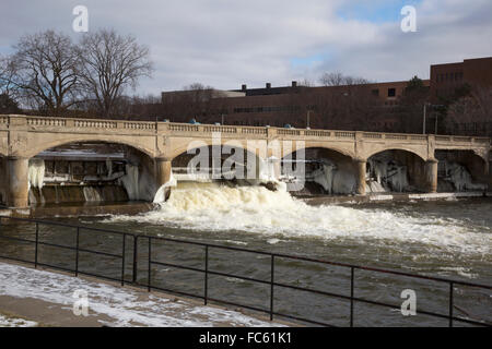 Flint, Michigan - der Hamilton-Staudamm am Fluss Flint. Stockfoto