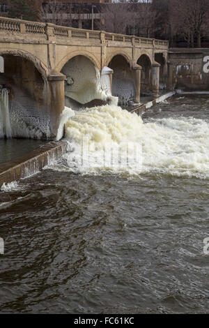 Flint, Michigan - der Hamilton-Staudamm am Fluss Flint. Stockfoto