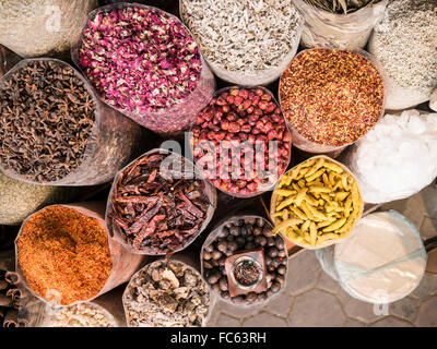 Dubai Gewürz Souk Fenster angezeigt; Kräuter, getrocknete Früchte, Gewürze, getrocknete Blütenknospen, Rinden und Harze. Stockfoto