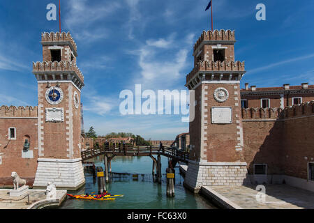 Kajaks im inland Eintritt, Arsenale, Venedig, Italien Stockfoto