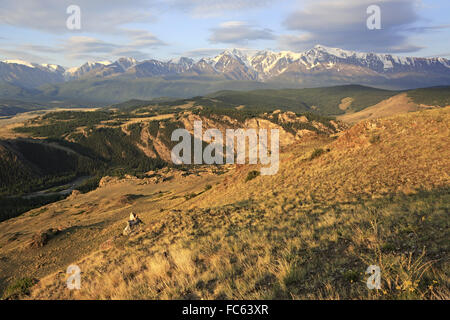 Kurai Steppe und North Tschuja Ridge im Morgengrauen. Stockfoto