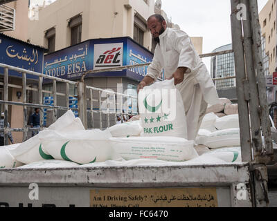 Mann entladen Mehl aus Pakistan aus dem LKW in Dubai Souk. Stockfoto