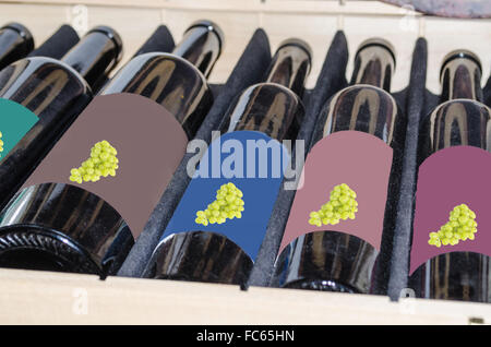 Weinflaschen im Holzkasten mit Schiebedeckel. Stockfoto