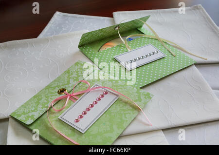 Umschläge für Festplatten. Weisse Servietten Stockfoto