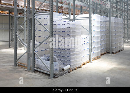 Kunststoffboxen in Lager Stockfoto