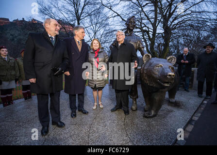 Edinburgh, Vereinigtes Königreich. 20. Januar 2016. Britischer außen- und Commonwealth Affairs Secretary Philip Hammond (2L), polnische Verteidigung-Minister Antoni Macierewicz (4L) und Minister für auswärtige Angelegenheiten Witold Waszczykowski (1L) steht neben Wojtek das Bär-Soldat-Denkmal in Edinburgh, UK Credit: Kpzfoto/Alamy Live-Nachrichten Stockfoto