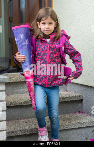 die Schule beginnt für einen sechs Jahre alten Stockfoto