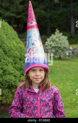 Schulkind mit Leckereien auf Kopf Stockfoto