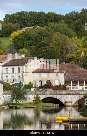 Fluss Dronne und Dorf, Brantome, Loiretal, Frankreich Stockfoto