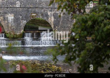 Fluss Dronne und Brücke, Brantome, Loiretal, Frankreich Stockfoto