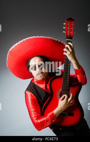 Mexikanischer Gitarrist in rot Stockfoto