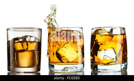 Whisky im Glas mit Eis Stockfoto