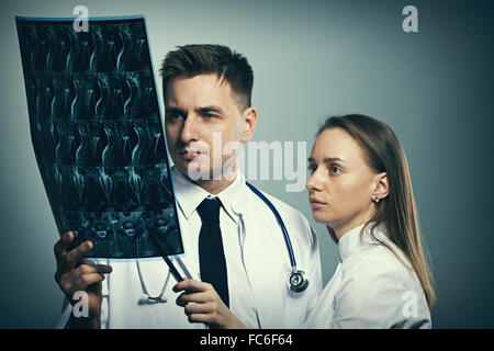 Ärzte-Team mit spinalen Magnetresonanztomographie Stockfoto