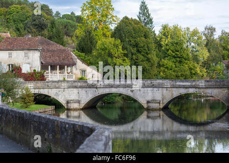 Fluss Dronne und Dorf, Brantome, Loiretal, Frankreich Stockfoto