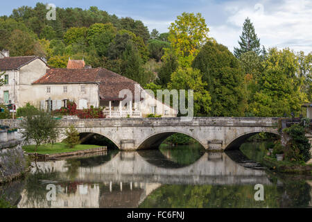 Fluss Dronne und Dorf, Brantome, Loiretal, Frankreich Stockfoto