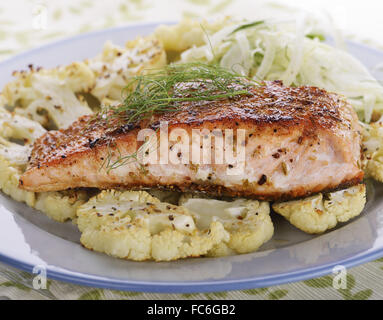 Lachs mit Gemüse Stockfoto