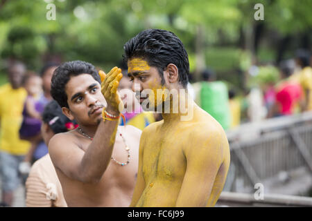 ASIEN MYANMAR YANGON FEUERFESTIVAL SPAZIERGANG Stockfoto