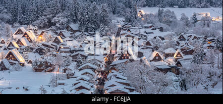 Shirakawago beleuchtete Panorama Stockfoto