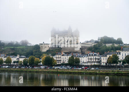 Chateau de Saumur und Stadt, Saumur, Loire-Tal, Frankreich, in der Nacht Stockfoto