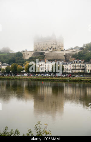 Chateau de Saumur und Stadt, Saumur, Loire-Tal, Frankreich, in der Nacht Stockfoto