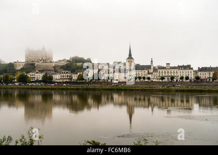 Chateau de Saumur und Stadt, Saumur, Loire-Tal, Frankreich, in der Nacht Stockfoto