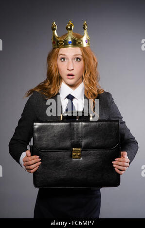 Businesslady tragen Krone gegen grau Stockfoto