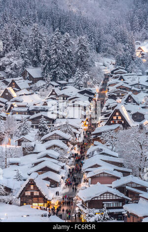 Shirakawago beleuchtet Stockfoto