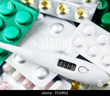 Medikamente auf dem Tisch Stockfoto