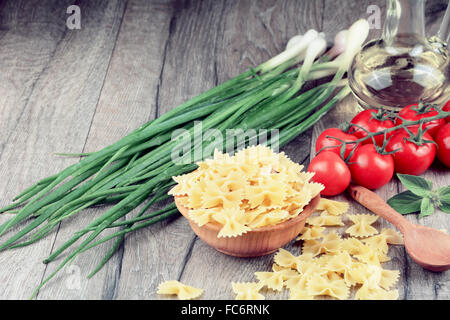 Rohe Farfalle Nudeln in Schüssel Stockfoto