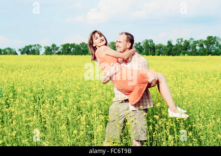 Glücklicher Mann und Frau im gelben Wiese Stockfoto