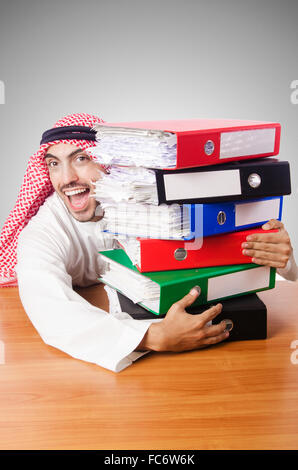Arabische Geschäftsmann in Business-Konzept auf weiß Stockfoto