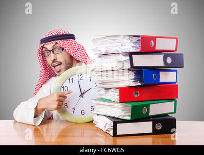 Arabische Geschäftsmann in Business-Konzept auf weiß Stockfoto