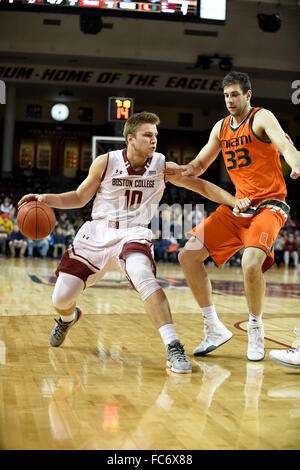 Chestnut Hill, Massachusetts, USA. 20. Januar 2016. Boston College Eagles weiterleiten Ervins Meznieks (10) wirkt gegen Miami (Fl) Hurrikane vorwärts Ivan Cruz Uceda (33) in der zweiten Hälfte von der NCAA Männer Basketball-Spiel zwischen den Miami Hurricanes und des Boston College Eagles im Conte Forum in Chestnut Hill, Massachusetts Miami Beats Boston 67-53. Bildnachweis: Cal Sport Media/Alamy Live-Nachrichten Stockfoto