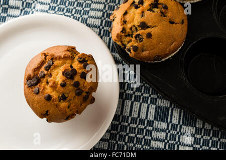 frisch gebackene Schokoladenkekse muffins Stockfoto
