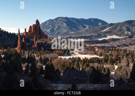 Die drei Grazien, Dom-Türme und schlafenden Riesen im Garten der Götter Park, Colorado Springs, Colorado, in den frühen Morgenstunden Stockfoto