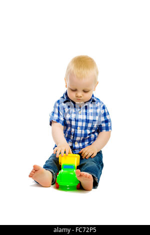 Jungen spielen mit Spielzeug. isoliert Stockfoto