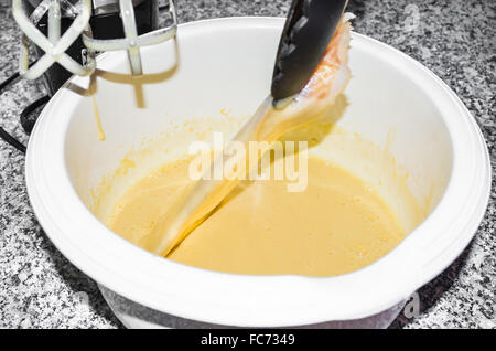 Frischer Seelachs-Filet wird in Bierteig gelegt. Stockfoto