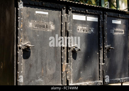 alte Post-Boxen aus Metall Stockfoto