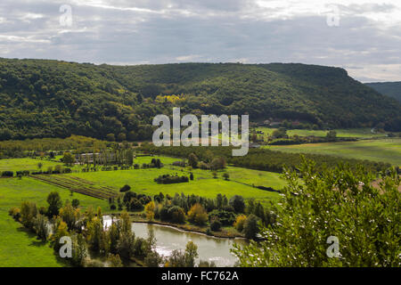 Dordogne Fluss und Landschaft in der Nähe von Beynac-et-Cazenac, Dordogne, Frankreich im Herbst Stockfoto