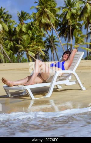 Frau mittleren Alters am Strand Stockfoto