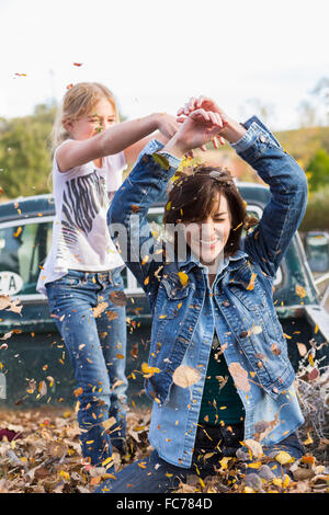 Mutter und Tochter spielen in Ladefläche Stockfoto