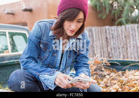 Hispanic Frau mit Handy in Ladefläche Stockfoto