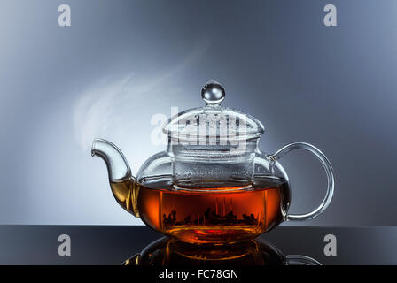 Glas Teekanne Tasse mit heißem Tee Stockfoto