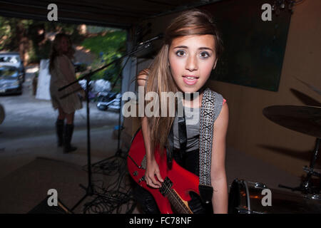 Mädchen spielt Gitarre in Rock-band Stockfoto