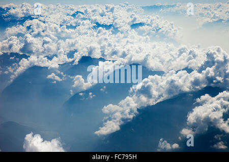 Wolken über remote Bergspitzen Stockfoto